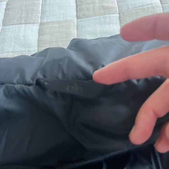 Alo gold rush puffer in black - Picture 5 of 5